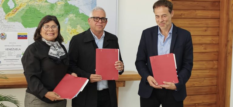 Firma de convenio para el fortalecimiento sostenible del país